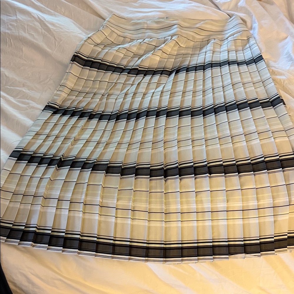 Banana Republic Black and Cream A-Line Skirt